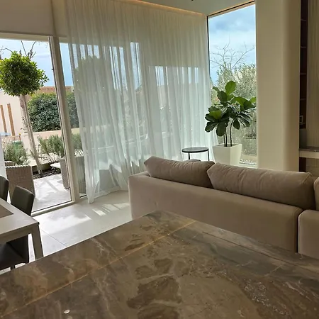 Elodie, Coast, * Palasë