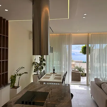 Willa Elodie, Coast, Palasë