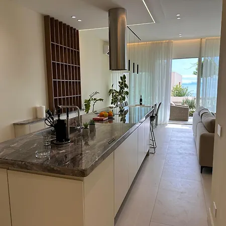 Elodie, Coast, Palasë