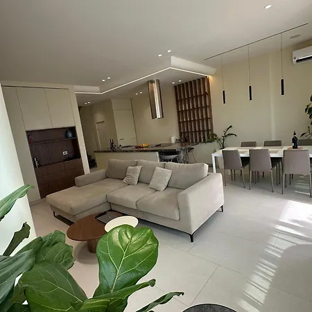 Elodie, Coast, Palasë