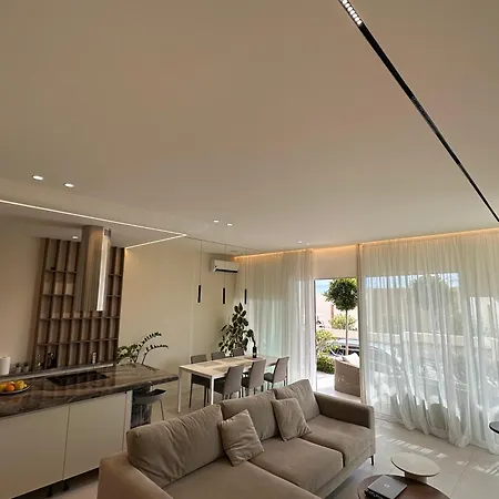 Elodie, Coast, Willa