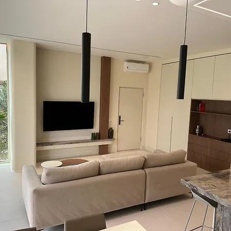 Elodie, Coast, * Palasë