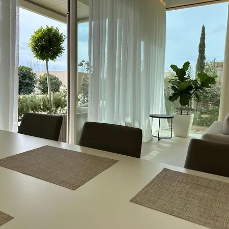 Elodie, Coast, Palasë