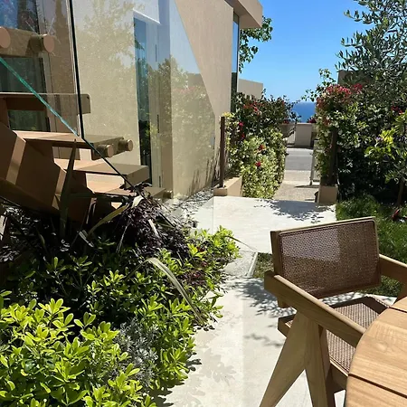 Elodie, Coast, Willa Palasë