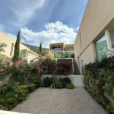 Elodie, Coast, * Palasë