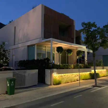 Elodie, Coast, Willa Palasë