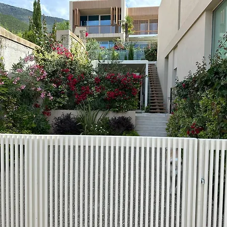 Elodie, Coast, Willa Palasë