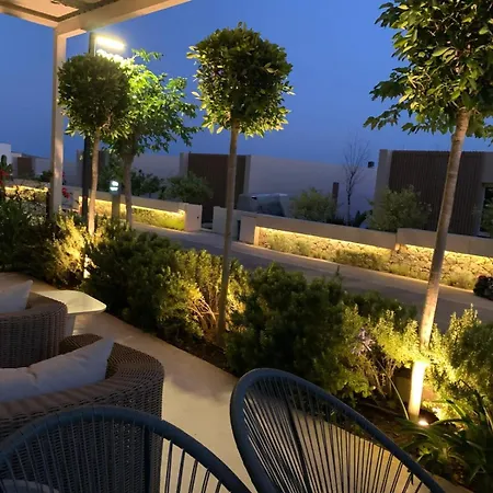 Elodie, Coast, Willa Palasë