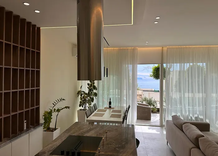 Villa Elodie, Coast, Palasë