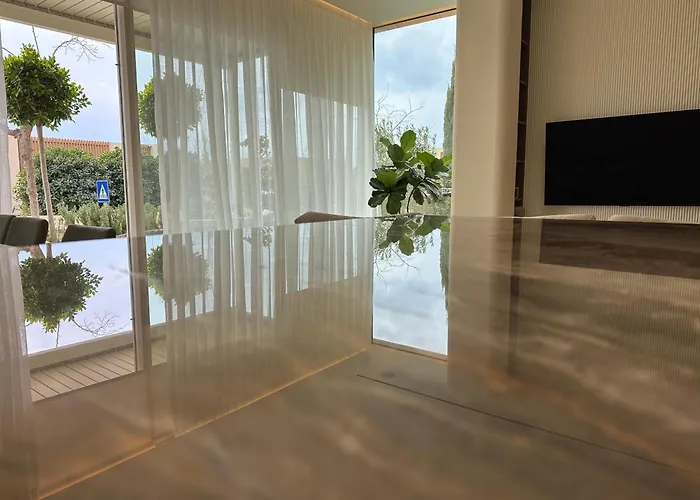 Villa Elodie, Coast, Palasë