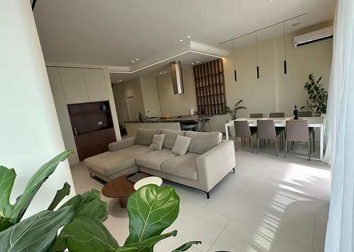 Elodie, Coast, Palasë