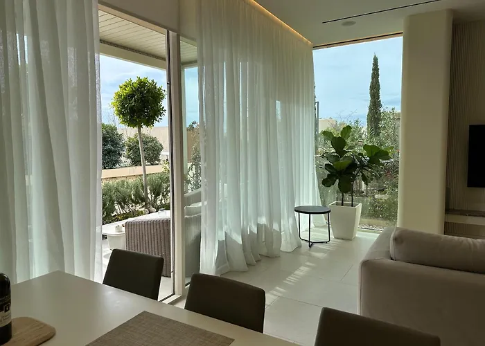 Elodie, Coast, Villa Palasë