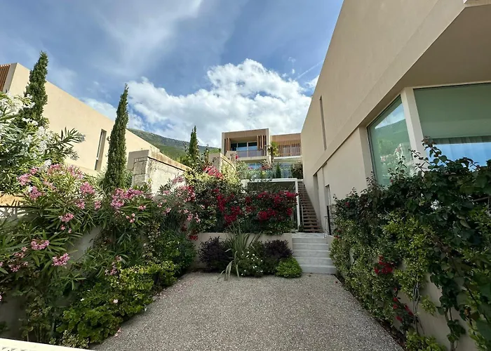 Elodie, Coast, * Palasë