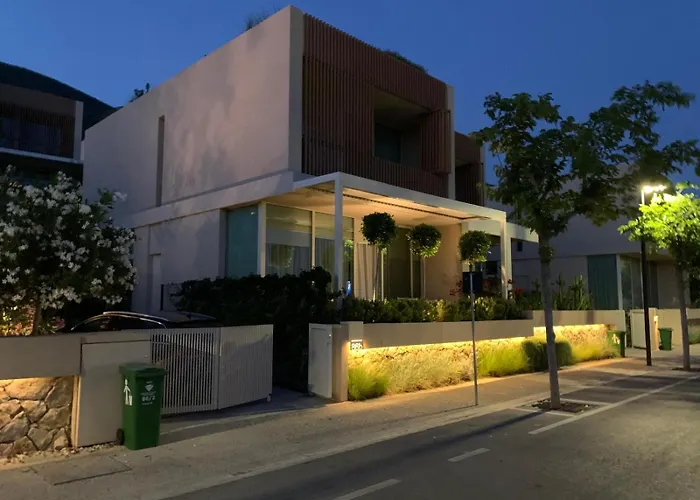 Elodie, Coast, Villa Palasë