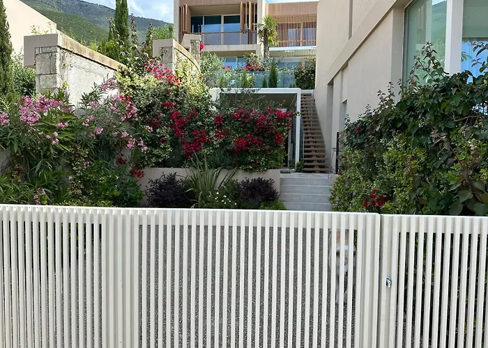 Elodie, Coast, Villa Palasë